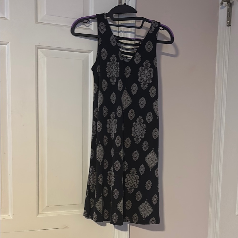 Pink Republic Black and White Sleeveless Sheath Dress